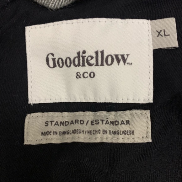 Men’s XL Grey with college patches Goodfellow button up. Only worn twice! - Picture 3 of 5